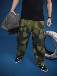 The Roadster Lifestyle Co. Men Camouflage Print Baggy Fit Convertible Pure Cotton Cargos