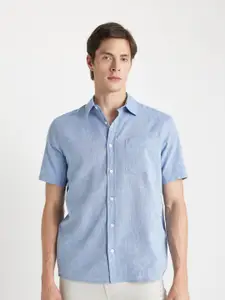 DeFacto Men Opaque Spread Collar Solid Casual Shirt