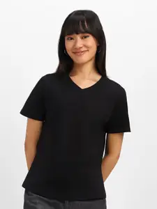 JUNEBERRY Women Solid V-Neck Cotton Tshirt