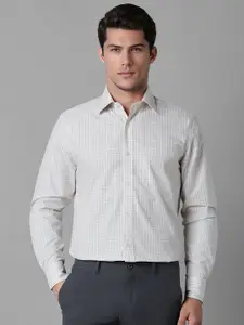 Louis Philippe Men Spread Collar Checked Cotton Formal Shirt