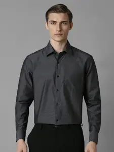 Louis Philippe Men Spread Collar Textured Cotton Formal Shirt