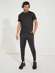Styli Men Knit Contrast Panel Tapered Trackpants