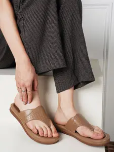 The Roadster Lifestyle Co Women Textured Slip-On T-Strap Flats