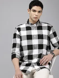 Arrow Manhattan Slim Fit Buffalo Checks Button-Down Collar Pure Cotton Casual Shirt