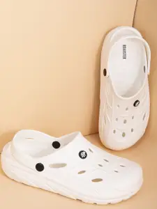 The Roadster Lifestyle Co  Men  Comfy Crest Clogs Flip Flops