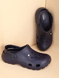 The Roadster Lifestyle Co Men Solid Clogs