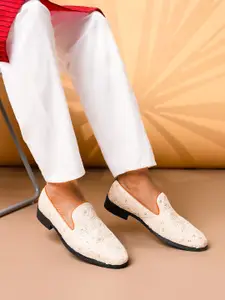 House of Pataudi Men Embroidered Lightweight Mojaris