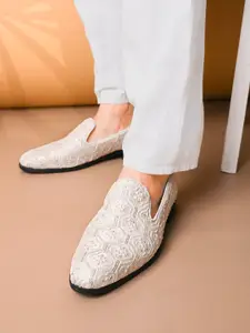 House of Pataudi Men Embroidered Slip On Mojaris