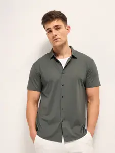 THE BEAR HOUSE Men Spread Collar Solid Slim Fit Casual Shirt