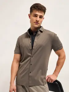 THE BEAR HOUSE Men Spread Collar Solid Casual Shirt
