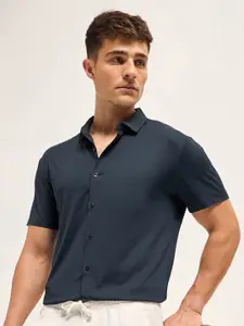 THE BEAR HOUSE Men Spread Collar Solid Slim Fit Casual Shirt