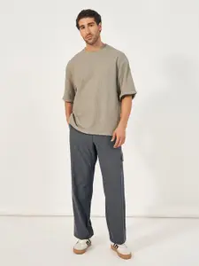 Styli Men Solid Relaxed Fit Welt Flap Pocket Trousers