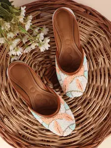 CHINRAAG Women Embellished Mojaris