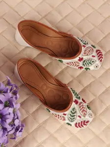 CHINRAAG Women Embellished Mojaris