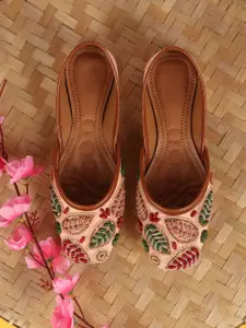 CHINRAAG Women Embellished Ethnic Mojaris Flats