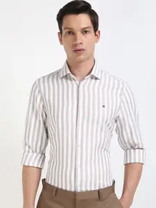 Tommy Hilfiger Men Spread Collar Vertical Striped Cotton Slim Fit Casual Shirt