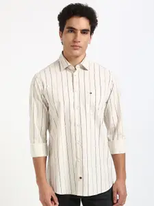 Tommy Hilfiger Men Spread Collar Vertical Striped Cotton Casual Shirt
