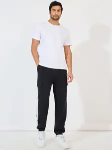 Styli Men Colorblock Oversized Cargo Pocket Jogger With Embroidery Detail