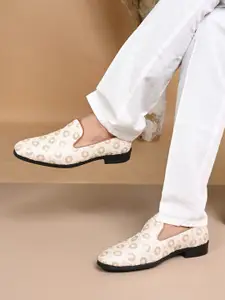 House of Pataudi Men Embroidered Velvet Slip On Ethnic Mojaris
