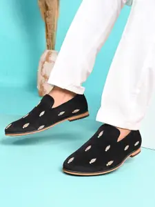 House of Pataudi Men Embellished Ethnic Mojaris