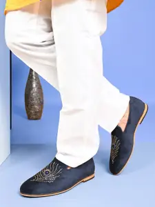 House of Pataudi Men Embellished Velvet Slip On Mojaris Shoes