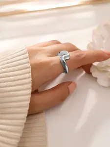 Rubans Voguish Rhodium Plated Abstract Adjustable Ring