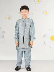 VASTRAMAY Boys Floral Embroidered Mandarin Collar Straight Kurta With Pyjama & Jacket