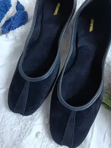 Anouk Women Ethnic Mojaris with Embroidered Flats