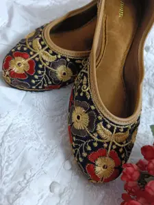 Anouk Women Ethnic Mojaris with Embroidered Flats