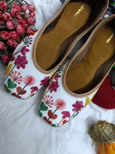 Anouk Women Ethnic Mojaris with Embroidered Flats