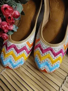 Sangria Women Embroidered Mojaris