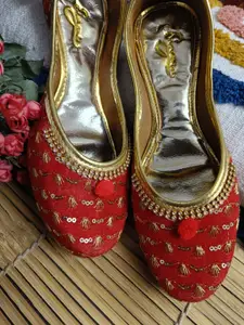 Sangria Women Embellished Mojaris