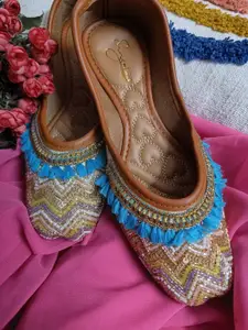 Sangria Women Embellished Zigzag Mojaris