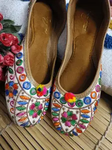 Sangria Women Embellished Ultra Comfortable Mojaris