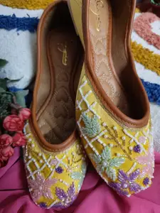 Sangria Women Embellished Atistica Mojaris