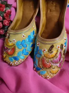 Sangria Women Embellished Mojaris