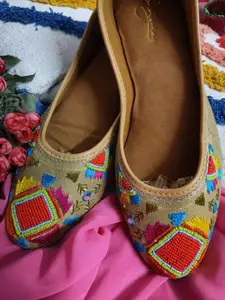 Sangria Women Embellished Rhombus Mojaris