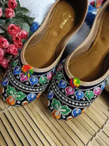 Sangria Women Embellished Mojaris