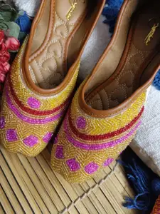 Sangria Women Embellished Mojaris