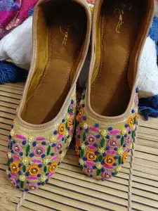 Sangria Women Embellished Mojaris