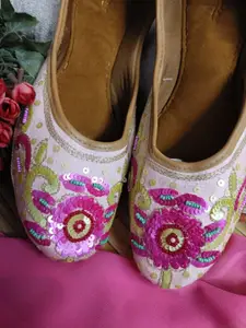 Sangria Women Embellished Mojaris