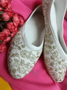 Anouk Women Embellished Ethnic Mojaris with Embroidered Flats