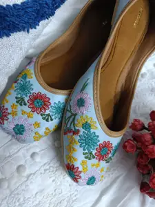 Anouk Women Embellished Ethnic Mojaris with Embroidered Flats