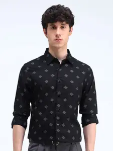 Flying Machine Men Slim Fit Spread Collar Geometric Printed Cotton Casual Shirt