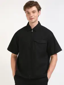 Calvin Klein Jeans Men Relaxed Fit Spread Collar Solid Cotton Casual Shirt