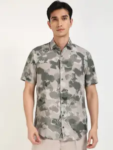 Calvin Klein Jeans Men Cutaway Collar Abstract Printed Cotton Casual Shirt