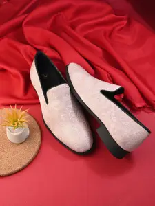 House of Pataudi Men Embroidered Casual Mojaris