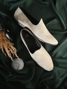 House Of Pataudi Men Embroidered Casual Slip On Mojaris