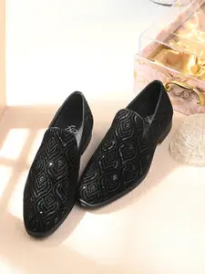 House of Pataudi Men Embroidered Casual Mojaris