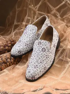 House Of Pataudi Men Embroidered Casual Slip On Mojaris